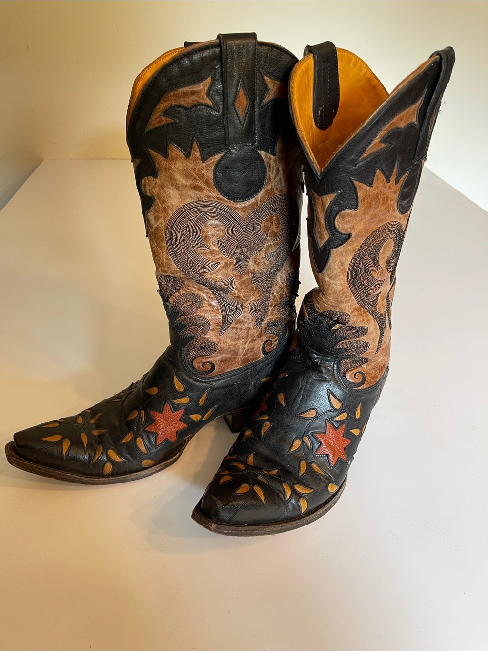 Old Gringo Western Boots
Leather Inlay Floral & Star
Size 9